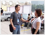 央视记者现场采访中国上海儿博会组委会秘书长